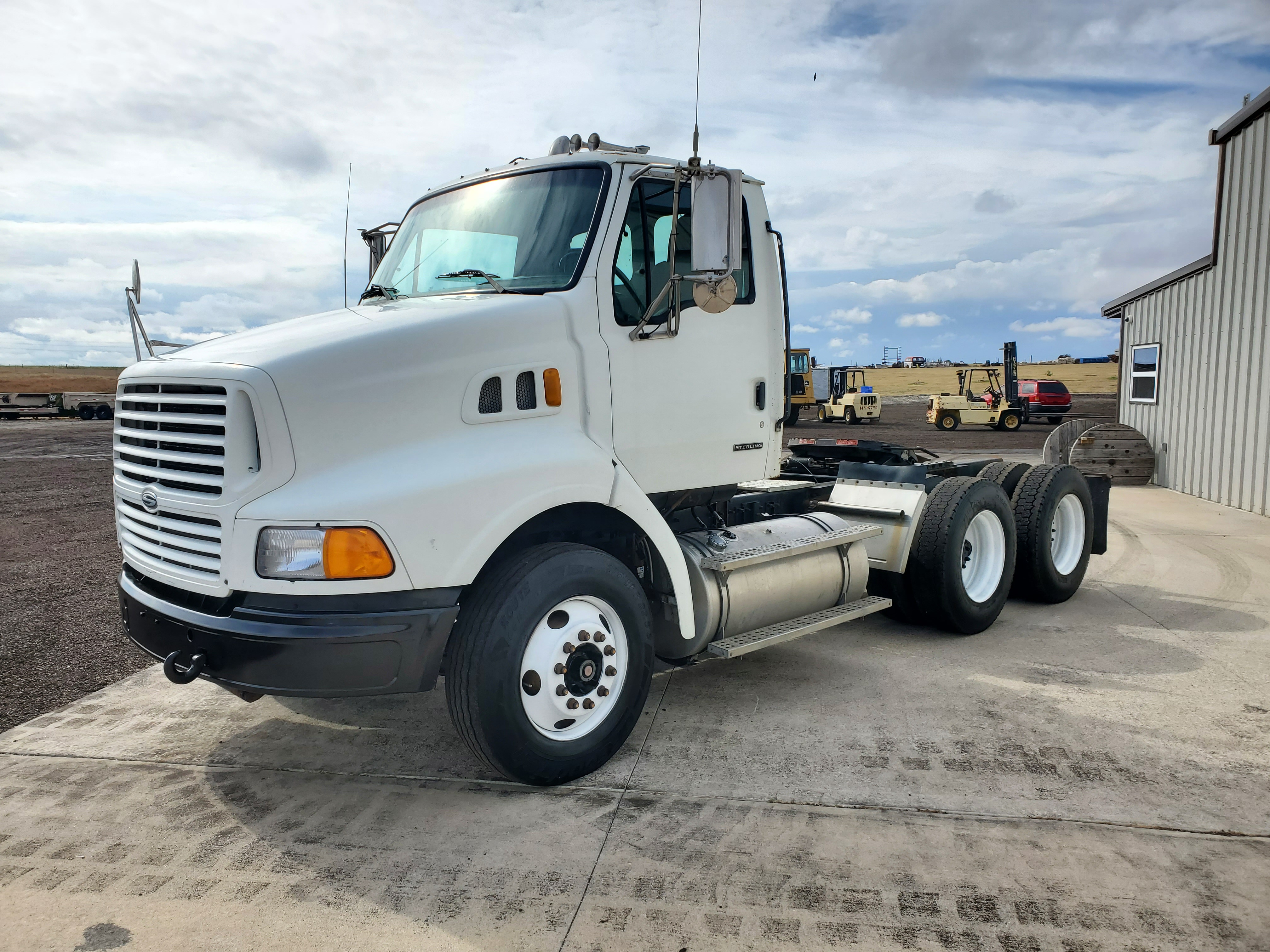 2000 Sterling AT9500 TWIN SCREW day cab 425hp