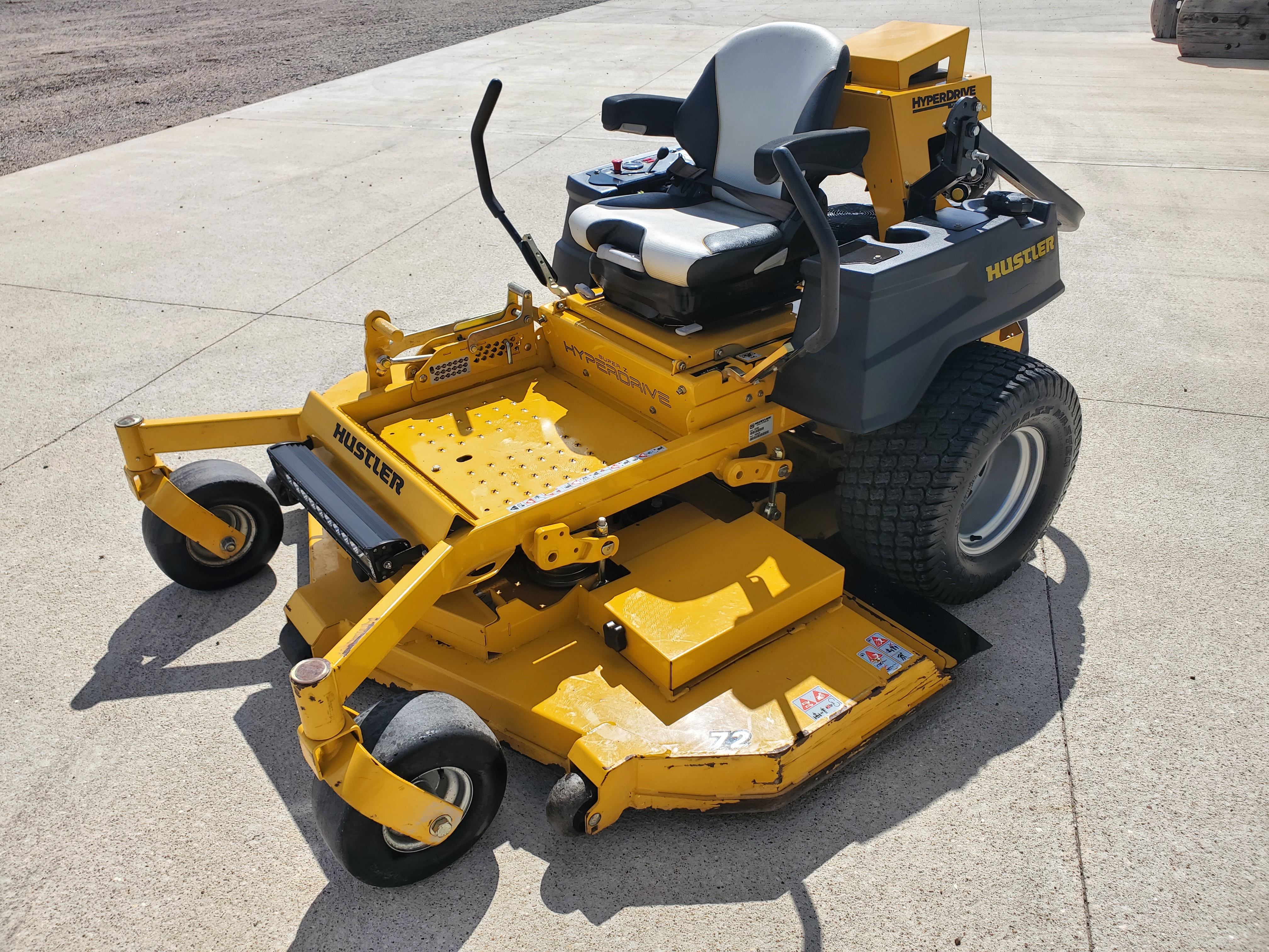 2018 Hustler hyperdrive 72" rear discharge like new!